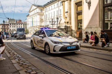 Lviv, Ukrayna, 21 Ağustos 2024 Bir Ukraynalı polis arabası Lviv sokaklarında devriye geziyor.