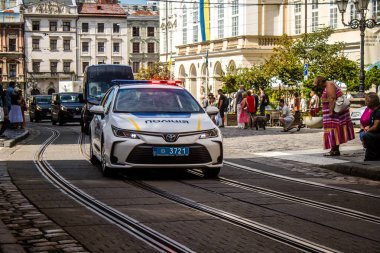 Lviv, Ukrayna, 21 Ağustos 2024 Bir Ukraynalı polis arabası Lviv sokaklarında devriye geziyor.