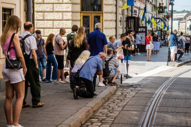 Lviv, Ukrayna, 21 Ağustos 2024. Lviv vatandaşları, işgal altındaki Rus ordusuna karşı Lviv mezarlığına yapılan savaşta ölen iki Ukraynalı askerin konvoyu olarak yas tutuyorlar..