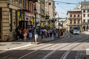 Lviv, Ukrayna, 21 Ağustos 2024. Lviv vatandaşları, işgal altındaki Rus ordusuna karşı Lviv mezarlığına yapılan savaşta ölen iki Ukraynalı askerin konvoyu olarak yas tutuyorlar..