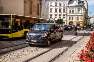 Lviv, Ukrayna, 21 Ağustos 2024 Rus işgalci Rus ordusuna karşı Lviv mezarlığına yapılan savaşta ölen iki Ukraynalı askere eşlik eden silah ve aile konvoyu..