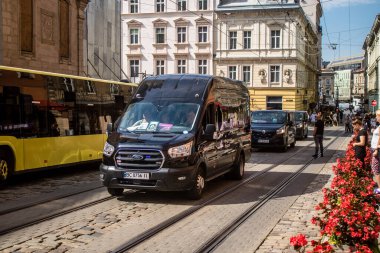 Lviv, Ukrayna, 21 Ağustos 2024 Rus işgalci Rus ordusuna karşı Lviv mezarlığına yapılan savaşta ölen iki Ukraynalı askere eşlik eden silah ve aile konvoyu..