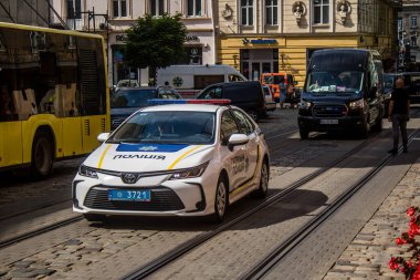 Lviv, Ukrayna, 21 Ağustos 2024 Bir Ukraynalı polis arabası Lviv sokaklarında devriye geziyor.