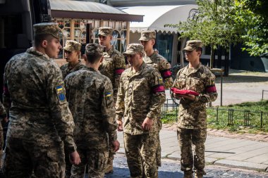 Lviv, Ukrayna, 21 Ağustos 2024 Askeri Cenaze Töreni. Rus ordusuna karşı verilen savaşta ölen üç Ukraynalı asker için Aziz Havariler Kilisesi 'nin önünde..