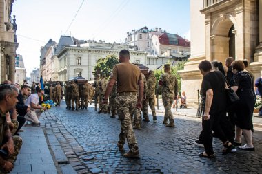 Lviv, Ukrayna, 21 Ağustos 2024 Askeri Cenaze Töreni. Rus ordusuna karşı verilen savaşta ölen üç Ukraynalı asker için Aziz Havariler Kilisesi 'nin önünde..