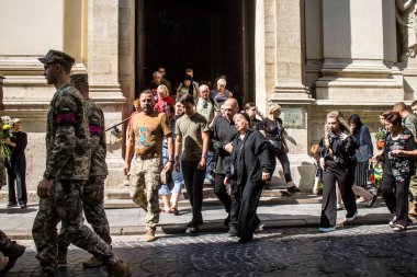 Lviv, Ukrayna, 21 Ağustos 2024 Askeri Cenaze Töreni. Rus ordusuna karşı verilen savaşta ölen üç Ukraynalı asker için Aziz Havariler Kilisesi 'nin önünde..