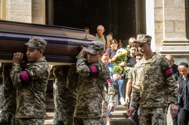 Lviv, Ukrayna, 21 Ağustos 2024 Askeri Cenaze Töreni. Rus ordusuna karşı verilen savaşta ölen üç Ukraynalı asker için Aziz Havariler Kilisesi 'nin önünde..
