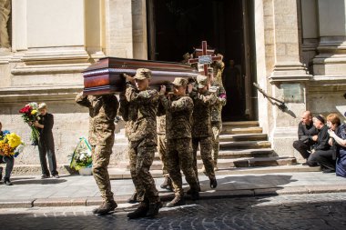 Lviv, Ukrayna, 21 Ağustos 2024 Askeri Cenaze Töreni. Rus ordusuna karşı verilen savaşta ölen üç Ukraynalı asker için Aziz Havariler Kilisesi 'nin önünde..