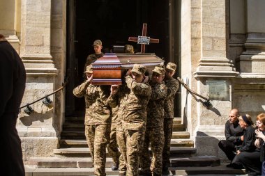 Lviv, Ukrayna, 21 Ağustos 2024 Askeri Cenaze Töreni. Rus ordusuna karşı verilen savaşta ölen üç Ukraynalı asker için Aziz Havariler Kilisesi 'nin önünde..