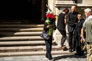 Lviv, Ukrayna, 21 Ağustos 2024 Askeri Cenaze Töreni. Rus ordusuna karşı verilen savaşta ölen üç Ukraynalı asker için Aziz Havariler Kilisesi 'nin önünde..