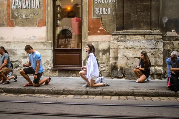 Lviv, Ukrayna, 21 Ağustos 2024. Lviv vatandaşları, işgal altındaki Rus ordusuna karşı Lviv mezarlığına yapılan savaşta ölen iki Ukraynalı askerin konvoyu olarak yas tutuyorlar..