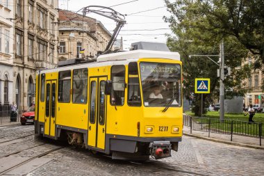 Lviv, Ukrayna, 22 Ağustos 2024 Lviv tramvayı şehir düzenli olarak bombalama ve balistik saldırı tehdidi altındayken çalışmaya devam etmektedir. Lviv 'in kamu hizmetleri Rus füzeleri tarafından hedef alınmıştır..