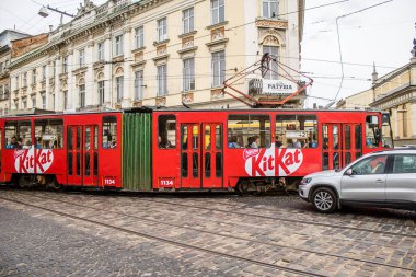 Lviv, Ukrayna, 22 Ağustos 2024 Lviv tramvayı şehir düzenli olarak bombalama ve balistik saldırı tehdidi altındayken çalışmaya devam etmektedir. Lviv 'in kamu hizmetleri Rus füzeleri tarafından hedef alınmıştır..