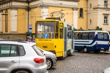 Lviv, Ukrayna, 22 Ağustos 2024 Lviv tramvayı şehir düzenli olarak bombalama ve balistik saldırı tehdidi altındayken çalışmaya devam etmektedir. Lviv 'in kamu hizmetleri Rus füzeleri tarafından hedef alınmıştır..