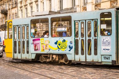 Lviv, Ukrayna, 22 Ağustos 2024 Lviv tramvayı şehir düzenli olarak bombalama ve balistik saldırı tehdidi altındayken çalışmaya devam etmektedir. Lviv 'in kamu hizmetleri Rus füzeleri tarafından hedef alınmıştır..