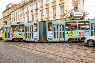 Lviv, Ukrayna, 22 Ağustos 2024 Lviv tramvayı şehir düzenli olarak bombalama ve balistik saldırı tehdidi altındayken çalışmaya devam etmektedir. Lviv 'in kamu hizmetleri Rus füzeleri tarafından hedef alınmıştır..