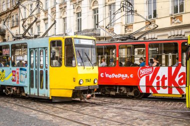 Lviv, Ukrayna, 22 Ağustos 2024 Lviv tramvayı şehir düzenli olarak bombalama ve balistik saldırı tehdidi altındayken çalışmaya devam etmektedir. Lviv 'in kamu hizmetleri Rus füzeleri tarafından hedef alınmıştır..