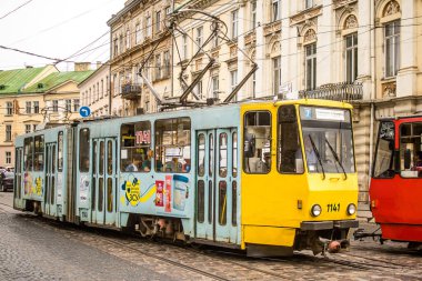 Lviv, Ukrayna, 22 Ağustos 2024 Lviv tramvayı şehir düzenli olarak bombalama ve balistik saldırı tehdidi altındayken çalışmaya devam etmektedir. Lviv 'in kamu hizmetleri Rus füzeleri tarafından hedef alınmıştır..