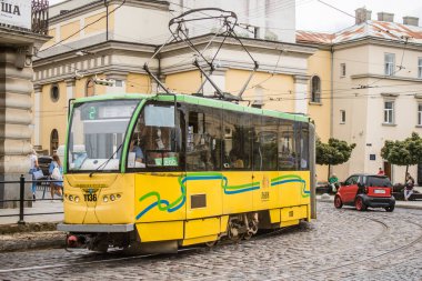 Lviv, Ukrayna, 22 Ağustos 2024 Lviv tramvayı şehir düzenli olarak bombalama ve balistik saldırı tehdidi altındayken çalışmaya devam etmektedir. Lviv 'in kamu hizmetleri Rus füzeleri tarafından hedef alınmıştır..