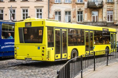 Lviv, Ukrayna, 22 Ağustos 2024 Otobüs Lviv caddelerinde yuvarlanıyor. Kamu hizmetleri savaşa ve şehre Rus silahlı kuvvetlerinin saldırısına rağmen faaliyet gösteriyor..