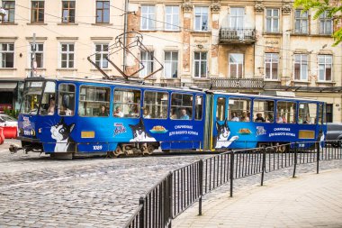 Lviv, Ukrayna, 22 Ağustos 2024 Lviv tramvayı şehir düzenli olarak bombalama ve balistik saldırı tehdidi altındayken çalışmaya devam etmektedir. Lviv 'in kamu hizmetleri Rus füzeleri tarafından hedef alınmıştır..