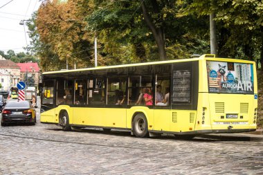 Lviv, Ukrayna, 22 Ağustos 2024 Otobüs Lviv caddelerinde yuvarlanıyor. Kamu hizmetleri savaşa ve şehre Rus silahlı kuvvetlerinin saldırısına rağmen faaliyet gösteriyor..