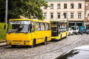 Lviv, Ukrayna, 22 Ağustos 2024 Otobüs Lviv caddelerinde yuvarlanıyor. Kamu hizmetleri savaşa ve şehre Rus silahlı kuvvetlerinin saldırısına rağmen faaliyet gösteriyor..
