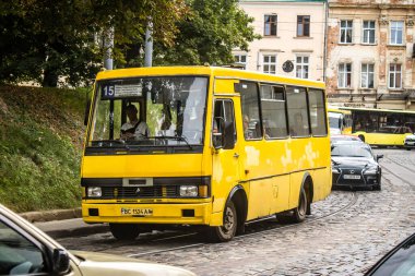 Lviv, Ukrayna, 22 Ağustos 2024 Otobüs Lviv caddelerinde yuvarlanıyor. Kamu hizmetleri savaşa ve şehre Rus silahlı kuvvetlerinin saldırısına rağmen faaliyet gösteriyor..