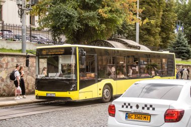 Lviv, Ukrayna, 22 Ağustos 2024 Otobüs Lviv caddelerinde yuvarlanıyor. Kamu hizmetleri savaşa ve şehre Rus silahlı kuvvetlerinin saldırısına rağmen faaliyet gösteriyor..
