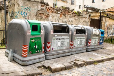 Lviv, Ukrayna, 22 Ağustos 2024 Ukrayna, Lviv sokaklarında çöp konteynırı.