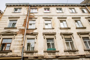 Lviv, Ukrayna, 22 Ağustos 2024 Lviv şehri. Rusya ile savaş sırasında, Lviv binaları Rus füzeleri tarafından tehdit ediliyor ve hedef alınıyordu. Altyapı ve binalar birincil hedeflerdir.