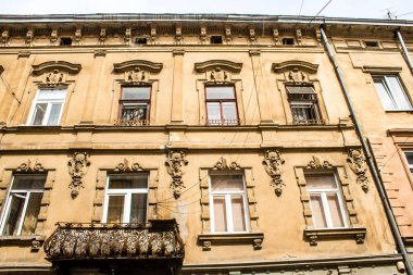 Lviv, Ukrayna, 22 Ağustos 2024 Lviv şehri. Rusya ile savaş sırasında, Lviv binaları Rus füzeleri tarafından tehdit ediliyor ve hedef alınıyordu. Altyapı ve binalar birincil hedeflerdir.