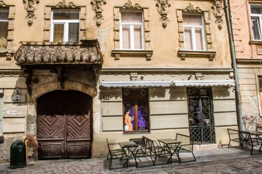 Lviv, Ukrayna, 22 Ağustos 2024 Lviv şehri. Rusya ile savaş sırasında, Lviv binaları Rus füzeleri tarafından tehdit ediliyor ve hedef alınıyordu. Altyapı ve binalar birincil hedeflerdir.