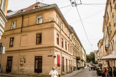 Lviv, Ukrayna, 22 Ağustos 2024 Lviv şehri. Rusya ile savaş sırasında, Lviv binaları Rus füzeleri tarafından tehdit ediliyor ve hedef alınıyordu. Altyapı ve binalar birincil hedeflerdir.