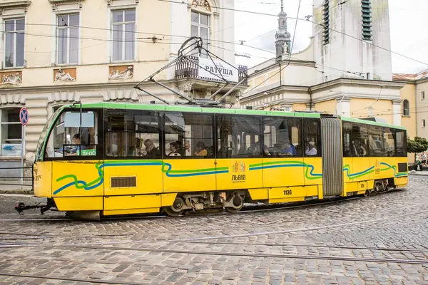 Lviv, Ukrayna, 22 Ağustos 2024 Lviv tramvayı şehir düzenli olarak bombalama ve balistik saldırı tehdidi altındayken çalışmaya devam etmektedir. Lviv 'in kamu hizmetleri Rus füzeleri tarafından hedef alınmıştır..