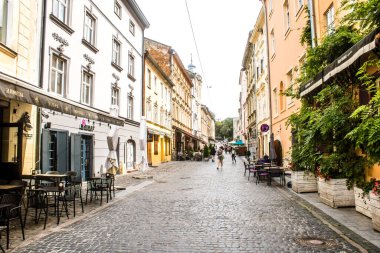 Lviv, Ukrayna, 22 Ağustos 2024 Lviv şehri. Rusya ile savaş sırasında, Lviv binaları Rus füzeleri tarafından tehdit ediliyor ve hedef alınıyordu. Altyapı ve binalar birincil hedeflerdir.