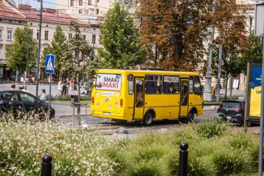 Lviv, Ukrayna, 22 Ağustos 2024 Otobüs Lviv caddelerinde yuvarlanıyor. Kamu hizmetleri savaşa ve şehre Rus silahlı kuvvetlerinin saldırısına rağmen faaliyet gösteriyor..