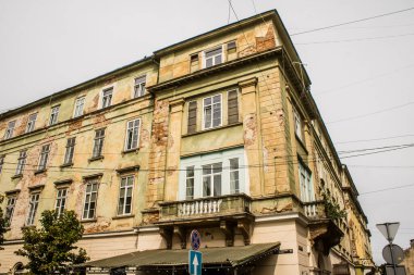 Lviv, Ukrayna, 22 Ağustos 2024 Lviv şehri. Rusya ile savaş sırasında, Lviv binaları Rus füzeleri tarafından tehdit ediliyor ve hedef alınıyordu. Altyapı ve binalar birincil hedeflerdir.