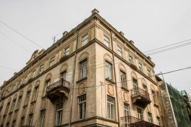 Lviv, Ukrayna, 22 Ağustos 2024 Lviv şehri. Rusya ile savaş sırasında, Lviv binaları Rus füzeleri tarafından tehdit ediliyor ve hedef alınıyordu. Altyapı ve binalar birincil hedeflerdir.