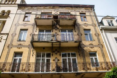 Lviv, Ukrayna, 22 Ağustos 2024 Lviv şehri. Rusya ile savaş sırasında, Lviv binaları Rus füzeleri tarafından tehdit ediliyor ve hedef alınıyordu. Altyapı ve binalar birincil hedeflerdir.