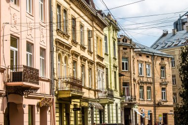 Lviv, Ukrayna, 22 Ağustos 2024 Lviv şehri. Rusya ile savaş sırasında, Lviv binaları Rus füzeleri tarafından tehdit ediliyor ve hedef alınıyordu. Altyapı ve binalar birincil hedeflerdir.