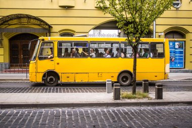 Lviv, Ukrayna, 22 Ağustos 2024 Otobüs Lviv caddelerinde yuvarlanıyor. Kamu hizmetleri savaşa ve şehre Rus silahlı kuvvetlerinin saldırısına rağmen faaliyet gösteriyor..
