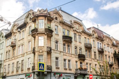 Lviv, Ukrayna, 22 Ağustos 2024 Lviv şehri. Rusya ile savaş sırasında, Lviv binaları Rus füzeleri tarafından tehdit ediliyor ve hedef alınıyordu. Altyapı ve binalar birincil hedeflerdir.