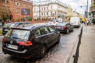 Lviv, Ukrayna, 22 Ağustos 2024 Lviv caddelerinde trafik sıkışıklığı. Rusya 'yla savaş sırasında, Lviv binaları Rus füzeleri tarafından tehdit ediliyor ve hedef alınıyordu..