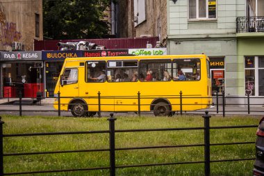 Lviv, Ukrayna, 22 Ağustos 2024 Otobüs Lviv caddelerinde yuvarlanıyor. Kamu hizmetleri savaşa ve şehre Rus silahlı kuvvetlerinin saldırısına rağmen faaliyet gösteriyor..
