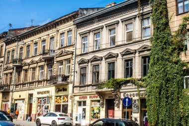 Lviv, Ukrayna, 22 Ağustos 2024 Lviv şehri. Rusya ile savaş sırasında, Lviv binaları Rus füzeleri tarafından tehdit ediliyor ve hedef alınıyordu. Altyapı ve binalar birincil hedeflerdir.