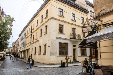 Lviv, Ukrayna, 22 Ağustos 2024 Lviv şehri. Rusya ile savaş sırasında, Lviv binaları Rus füzeleri tarafından tehdit ediliyor ve hedef alınıyordu. Altyapı ve binalar birincil hedeflerdir.