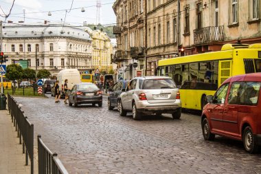 Lviv, Ukrayna, 22 Ağustos 2024 Lviv caddelerinde trafik sıkışıklığı. Rusya 'yla savaş sırasında, Lviv binaları Rus füzeleri tarafından tehdit ediliyor ve hedef alınıyordu..