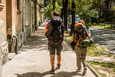 Lviv, Ukrayna, 22 Ağustos 2024 Lviv şehrini ziyaret eden turistler. Rusya 'yla savaş sırasında, Lviv binaları Rus füzeleri tarafından tehdit ediliyor ve hedef alınıyordu..