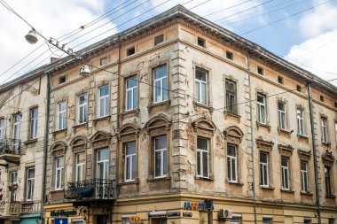 Lviv, Ukrayna, 22 Ağustos 2024 Lviv şehri. Rusya ile savaş sırasında, Lviv binaları Rus füzeleri tarafından tehdit ediliyor ve hedef alınıyordu. Altyapı ve binalar birincil hedeflerdir.
